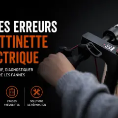 Le tableau de bord d'une trottinette électrique affiche des codes d'erreur. Une main appuie sur un bouton pour diagnostiquer les pannes.