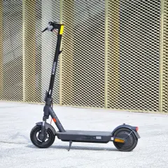Trottinette électrique Xiaomi M365, idéale pour la ville. Mon avis : un excellent choix pour les déplacements quotidiens.