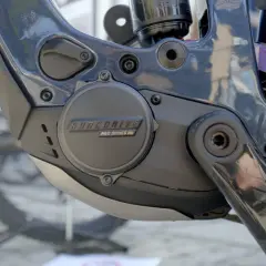 Gros plan sur le moteur SyncDrive Pro d'un VTT électrique, révélant la puissance du voltage trottinette électrique.