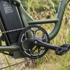 Pédalier et batterie du vélo électrique Fiido T1 Pro, prêt pour l'aventure hors route.