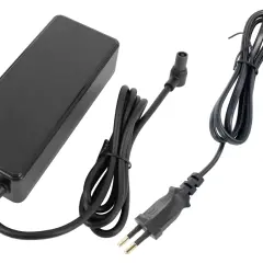 Chargeur trottinette Xiaomi noir, avec son bloc d'alimentation et ses câbles.