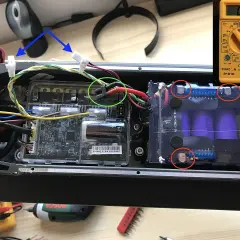 Réparation du feu arrière de trottinette : câblage, batterie et multimètre.
