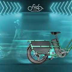 Le vélo électrique Fiido T1, vert, se déplace à travers un tunnel de néons bleus, laissant une traînée fantomatique.