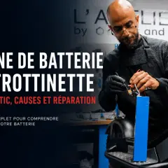 Un technicien répare une batterie de trottinette électrique, un symptôme de batterie HS peut être diagnostiqué ici.