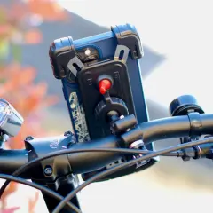 Support téléphone trottinette action : un smartphone est fixé sur le guidon, prêt pour l'aventure.