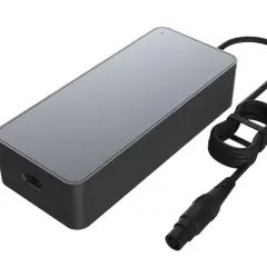 Chargeur rapide Xiaomi noir, compact et élégant, avec son câble noir enroulé.