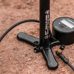 Pompe à vélo Lezyne avec manomètre numérique, prête pour gonfler vos pneus.