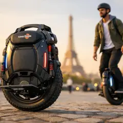 Un homme roule sur une roue électrique King Song devant la Tour Eiffel. L'engin futuriste est prêt pour l'aventure.