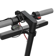 Un clignotant pour trottinette, avec des indicateurs lumineux L et R, fixé sur le guidon.