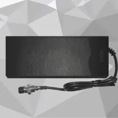 Chargeur rapide Dualtron Victor noir avec câble et connecteur.