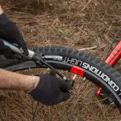 Maintenant, ajustez le **tableau pression pneu vtt 27,5** pour une sortie parfaite. Le pneu indique 19 bars.