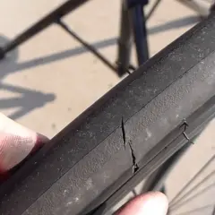 Une crevaison sur la chambre à air fat bike, une fissure béante sur le pneu noir.