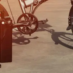 Vélo électrique Xiaomi en charge avec son chargeur.