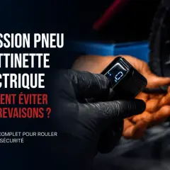 Main tenant un manomètre, vérifiant la pression du pneu d'une trottinette électrique. Guide pour éviter les crevaisons.