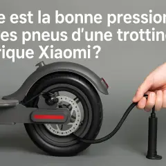 Maintenir la pression pneu trottinette Xiaomi idéale pour une conduite sûre et confortable. Une main actionne une pompe pour gonfler le pneu.