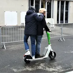 Deux personnes sur une trottinette électrique, un risque d'amende trottinette électrique à 2.