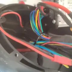 Câblage interne d'un trottinette, peut-être pour un wayscral kickway e1 débridage. Fils colorés et connecteurs.