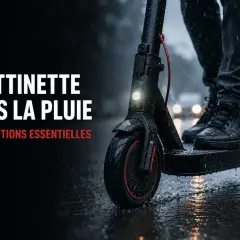 Une trottinette électrique roule sous la pluie. Le texte indique "Trottinette sous la pluie : 7 précautions essentielles", soulignant l'importance de la protection pluie trottinette.