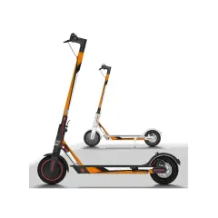 Deux trottinettes Xiaomi, une orange et blanche, l'autre blanche avec des touches orange. Un autocollant trottinette Xiaomi personnalise le design.