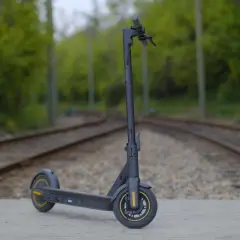 Trottinette Ninebot G30 Max sur des rails. Le bon **pression pneu Ninebot G30 Max** assure une conduite optimale.