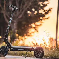 Trottinette électrique Dualtron Victor Luxury, prête pour une balade au coucher du soleil.