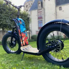 Trottinette électrique au design audacieux, avec une roue arrière imposante. Le prix de la roue de trottinette électrique est un facteur clé pour cet achat.