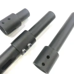 Pièces métalliques noires, dont un adaptateur potence Dualtron, sur fond blanc.