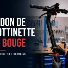 Un homme en gants noirs ajuste le guidon de trottinette électrique qui bouge. L'atelier est visible en arrière-plan.