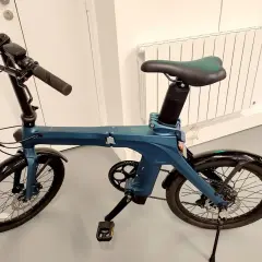 Vélo pliant bleu, le Fiido X v2, prêt pour l'aventure urbaine.