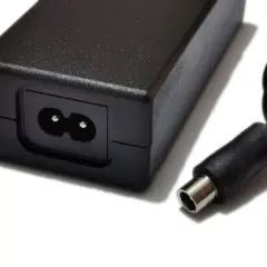 Chargeur Xiaomi Essential noir, avec prise secteur et connecteur de sortie.