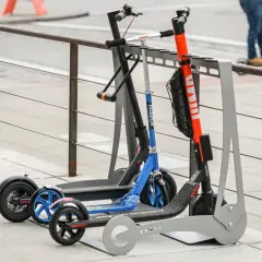 Trottinettes électriques garées, certaines avec un antivol. Une alarme trottinette électrique pourrait dissuader les voleurs.