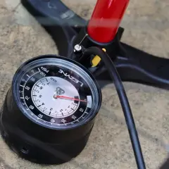 Manomètre de pompe VTT affichant la pression pneu tubeless. Le cadran indique environ 30 PSI.