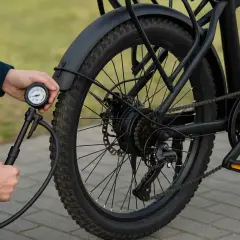 Maintenez la pression idéale pour votre vélo électrique. Gonflage pneu vélo électrique avec manomètre.