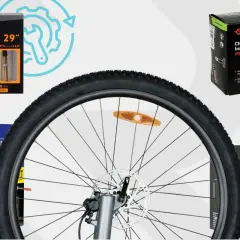 Roues de vélo avec plusieurs chambres à air increvables de marques Decathlon, Hutchinson, Michelin et Schwalbe.