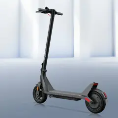 Trottinette électrique Xiaomi Pro, grise, avec guidon noir et logo blanc. Idéale pour vos déplacements urbains.