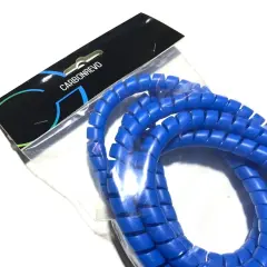 Protèges câbles bleus en spirale, emballés pour une organisation optimale.