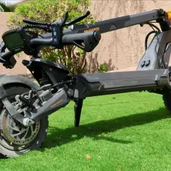 La **première trottinette électrique** de ce modèle, avec son design robuste et ses pneus tout-terrain, est prête pour l'aventure sur l'herbe synthétique.