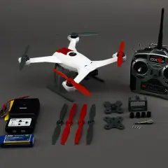 Ensemble de drone blanc et rouge, télécommande, chargeur, batterie et hélices. Le flyblade 350 dynamic débridage prêt à voler.