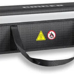 Sac de rangement noir pour batterie, avec symboles de danger et poignées.