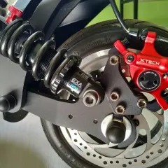 Amortisseur Speedway 5, système de freinage XTECH rouge et roue arrière d'un scooter électrique.