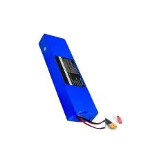 Batterie bleue pour trottinette Aovo Pro, avec câbles et connecteurs visibles.