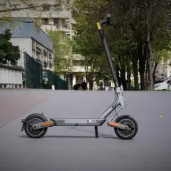 Trottinette électrique Xiaomi Pro2 grise, prête pour une balade urbaine.