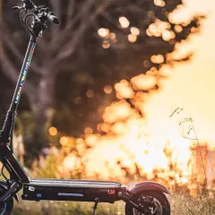 Trottinette électrique Dualtron Victor, prête à atteindre sa vitesse max au coucher du soleil.