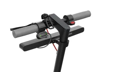 Un clignotant pour trottinette, avec des indicateurs lumineux L et R, fixé sur le guidon.