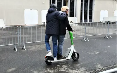 Deux personnes sur une trottinette électrique, un risque d'amende trottinette électrique à 2.