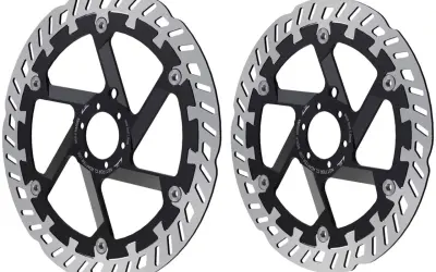 Deux disques de frein Magura MDR-P 220mm, conçus pour une performance de freinage optimale sur VTT.