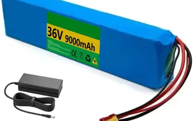 Batterie externe trottinette électrique 36v 9000mAh bleue, avec chargeur et connecteur.