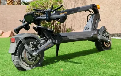 La **première trottinette électrique** de ce modèle, avec son design robuste et ses pneus tout-terrain, est prête pour l'aventure sur l'herbe synthétique.