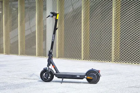 Trottinette électrique Xiaomi M365, idéale pour la ville. Mon avis : un excellent choix pour les déplacements quotidiens.