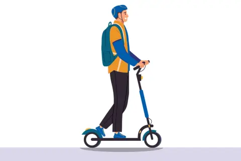 Un homme souriant avec un sac à dos roule sur une trottinette électrique au style rétro.